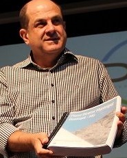 Prefeito Jarbinhas recebe Plano de Mobilidade Urbana e revisão do PDM